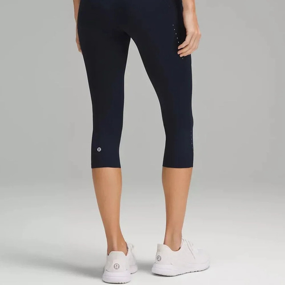 Black, White, Grey Geometric Pattern  Cropped Tight, Lululemon, US 4 - Picture 2 of 5